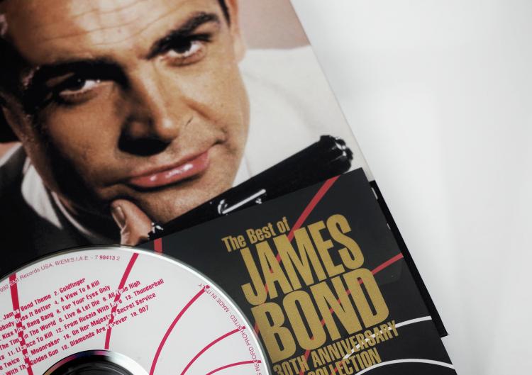 De trillende handjes van James Bond - Jongbelegen
