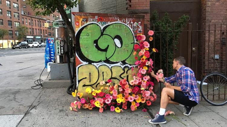 Bloemen-guerilla op de straten van New York - Jongbelegen.nu