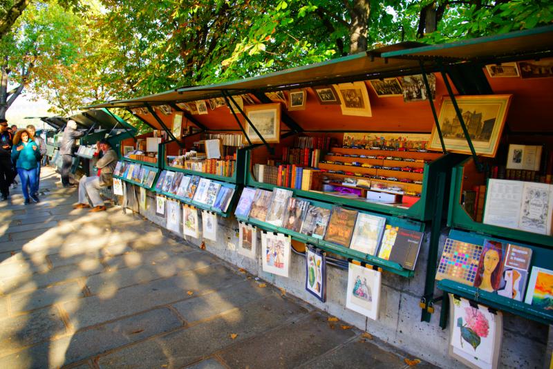 Bekijk wat de boekenstalletjes langs de Seine aanbieden - Jongbelegen.nu