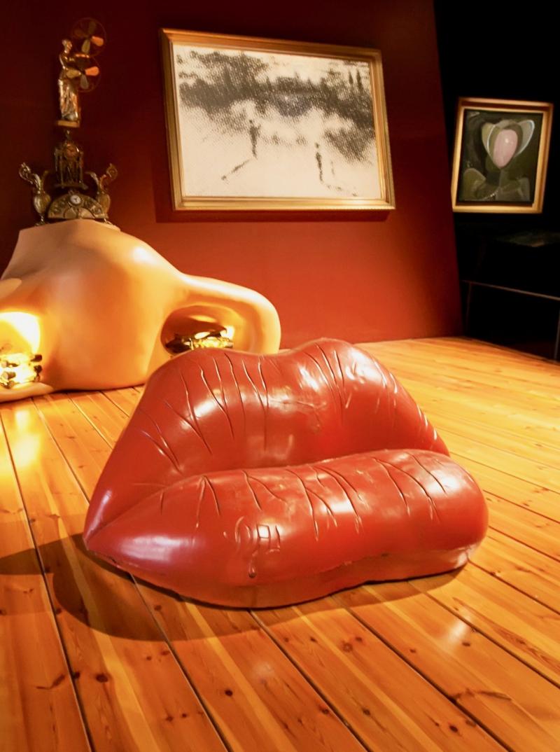De beroemde lippensofa van Dalí ontstond op de achterkant van een envelop - Jongbelegen.nu